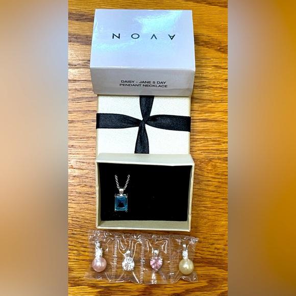 Avon Jewelry - !!NEW!! Avon Daisy-Jane 5 Day Pendant Necklace Set